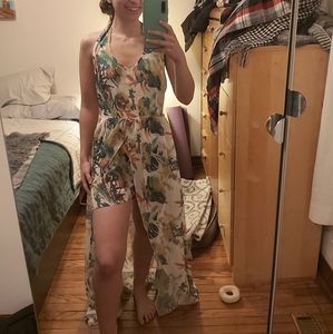 😍$38 NOW -Beautiful tropical romper